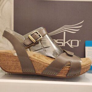 Dansko "Laurie" Burnished Calf Leather Wedge sandals. NIB. EU 40/US 9.5-10.